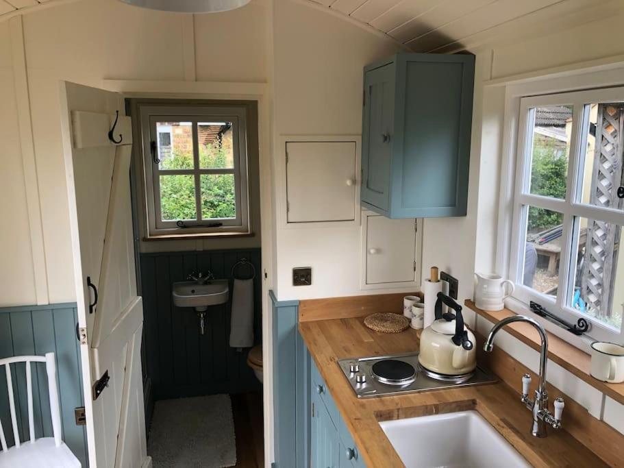 Romantic Shepherds Hut With Stunning Sunsets Hollingbourne 外观 照片