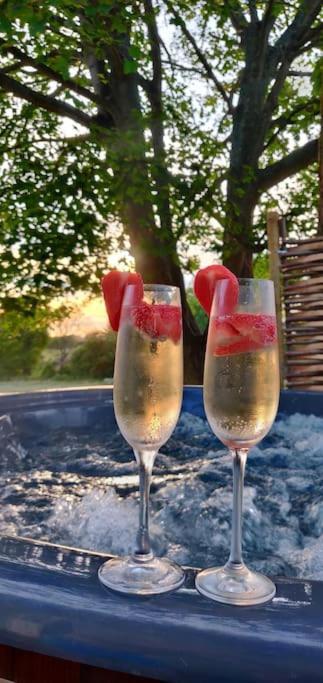 Romantic Shepherds Hut With Stunning Sunsets Hollingbourne 外观 照片