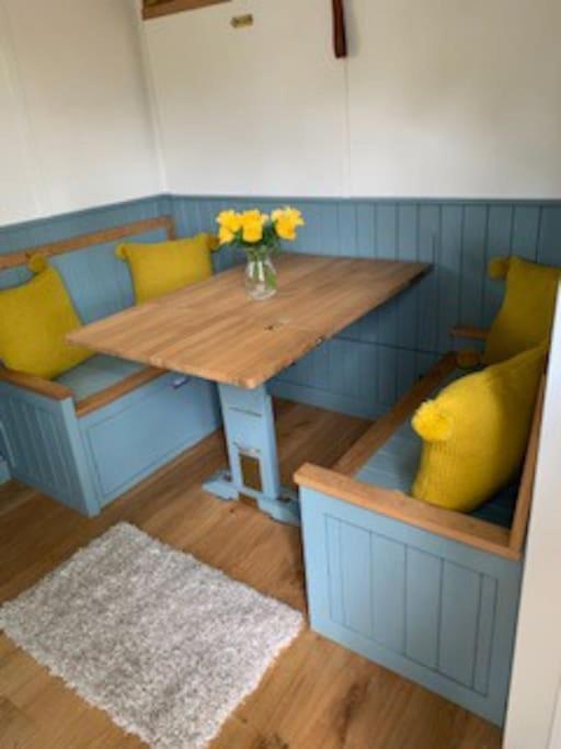 Romantic Shepherds Hut With Stunning Sunsets Hollingbourne 外观 照片
