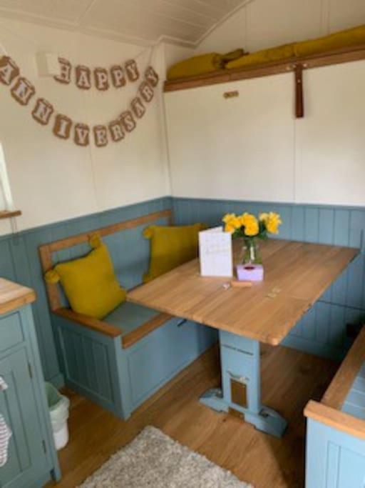 Romantic Shepherds Hut With Stunning Sunsets Hollingbourne 外观 照片