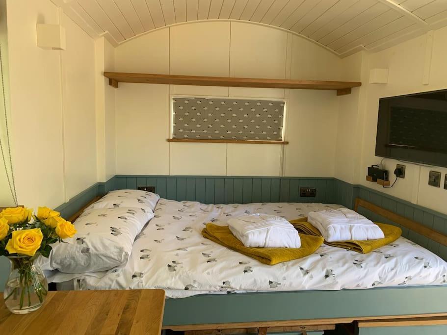 Romantic Shepherds Hut With Stunning Sunsets Hollingbourne 外观 照片